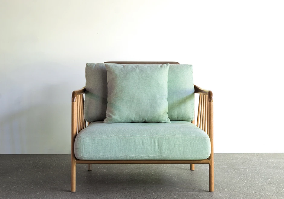 Poltrona design LUIZA com estrutura de madeira torneada Jequitibá Rosa maçica com acabamento em verniz. Cinco opções de graduações de tonalização - foto 1