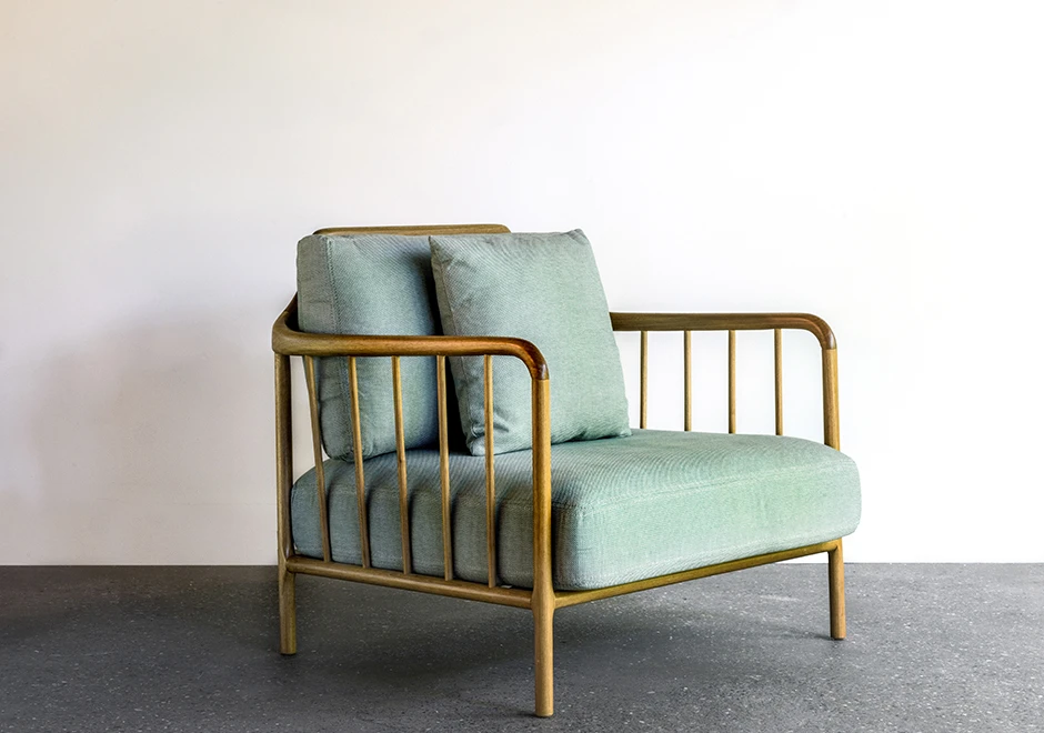 Poltrona design LUIZA com estrutura de madeira torneada Jequitibá Rosa maçica com acabamento em verniz. Cinco opções de graduações de tonalização - foto 2