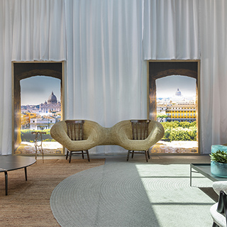 Banco edição limitada Dois Irmãos em estrutura de arame coberto de vime unindo duas cadeiras de madeira - foto 9