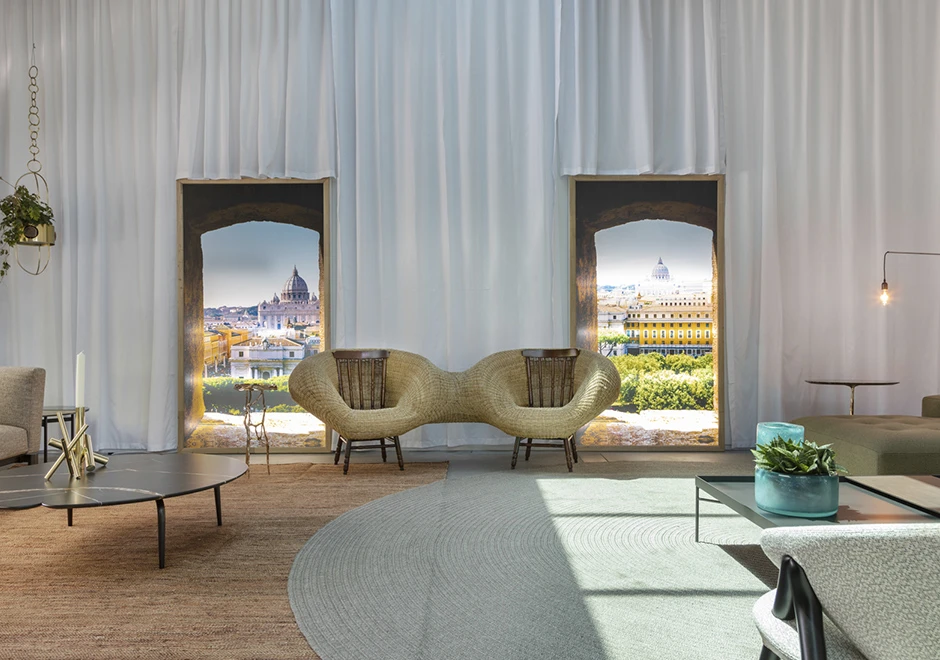 Banco edição limitada Dois Irmãos em estrutura de arame coberto de vime unindo duas cadeiras de madeira - foto 1