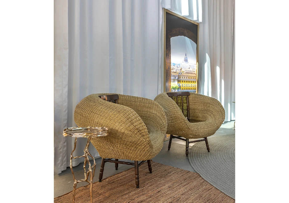 Banco edição limitada Dois Irmãos em estrutura de arame coberto de vime unindo duas cadeiras de madeira - foto 8