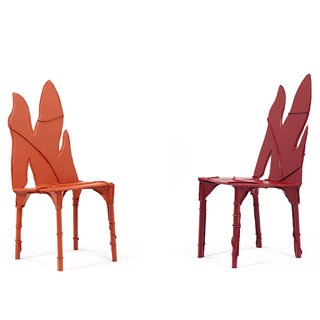 Duas cadeiras Irmãos Campana com estrutura em chapa de alumínio e aço inox, revestidas em couro costurado manualmente, visto de lado em um fundo branco, nas cores vermelho e laranja.