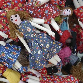 Poltrona edição limitada (Campana) com estrutura de aço inox e assento revestido com bonecas