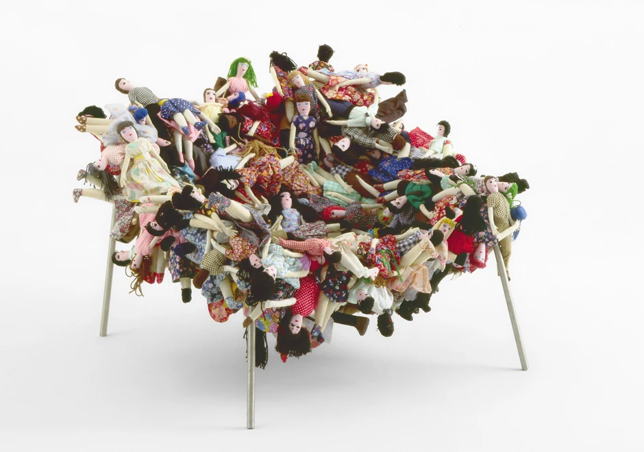 Poltrona edição limitada (Campana) com estrutura de aço inox e assento revestido com bonecas - foto 1