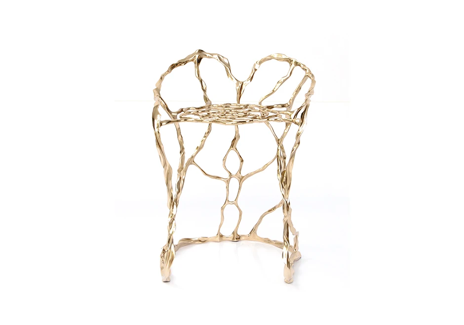 Banco de design em bronze polido ou natural, visto de frente em um fundo branco.