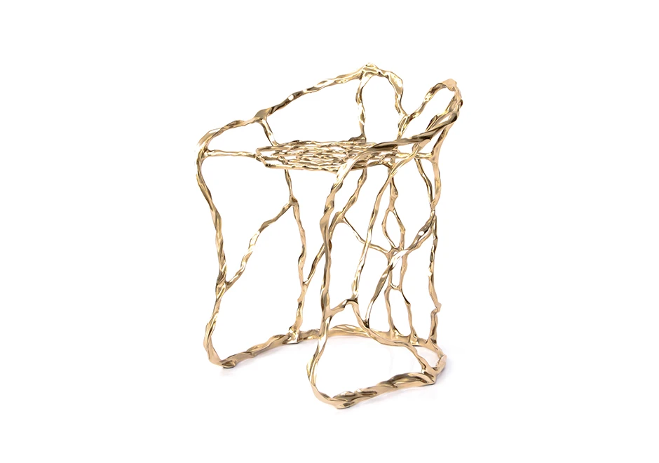 Banco de design em bronze polido ou natural, visto na diagonal em um fundo branco.