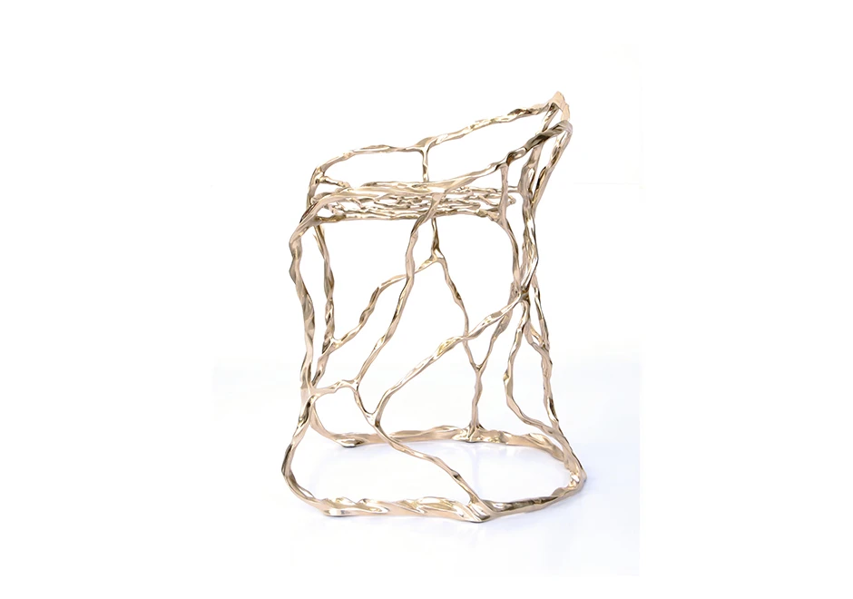 Banco de design em bronze polido ou natural, visto de lado em um fundo branco.