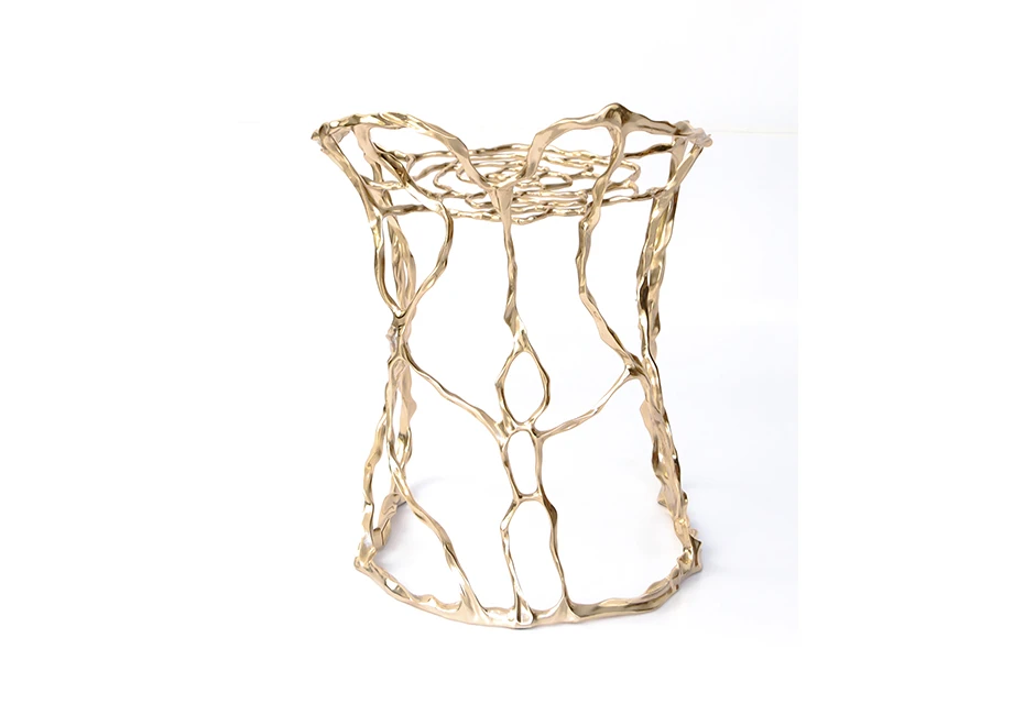 Banco de design em bronze polido ou natural, visto de costas em um fundo branco.