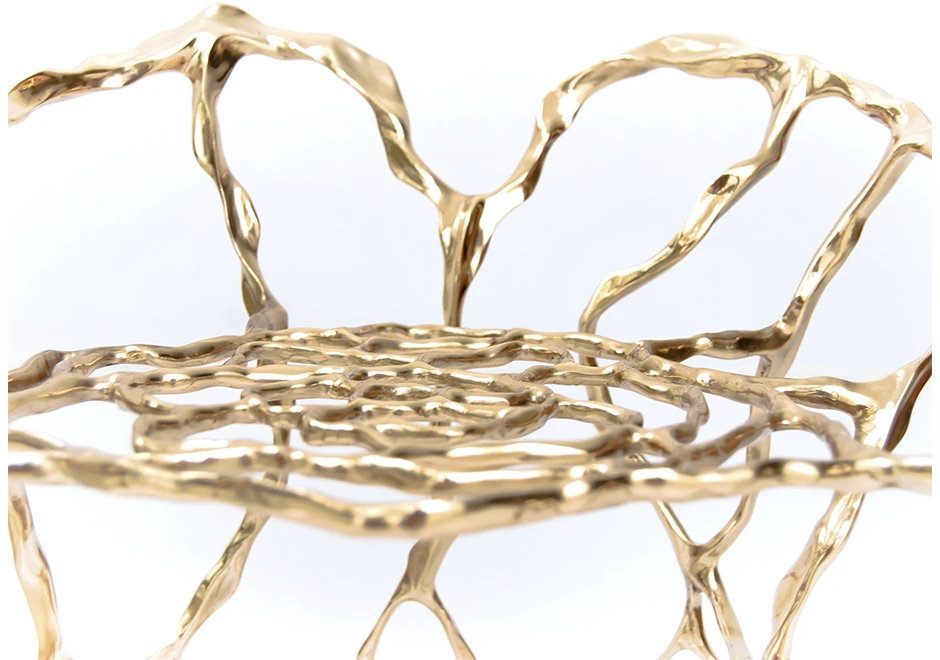 Detalhe de assento de banco de design em bronze polido ou natural, em um fundo branco.