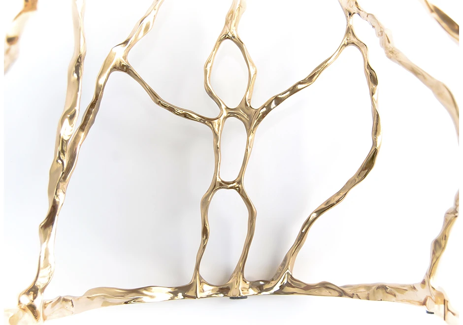 Detalhe de encosto de banco de design em bronze polido ou natural, em um fundo branco.