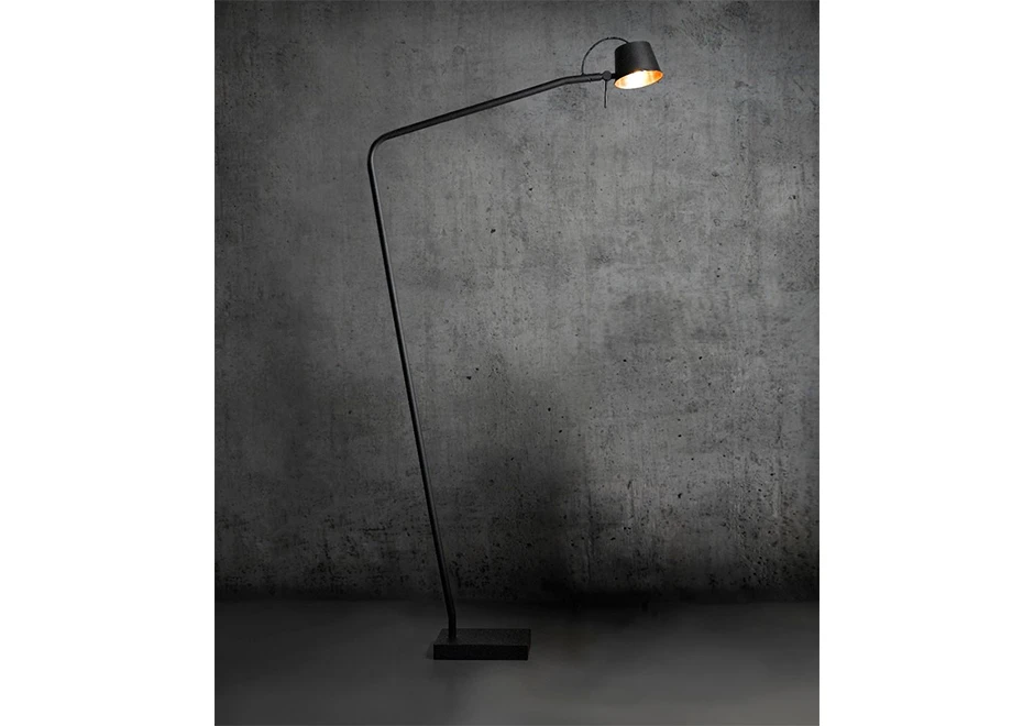 Luminária de chão Pliz com estrutura em aço preto fosco com cúpula de metal preto e interior cobre ou cúpula de cobre- foto 1