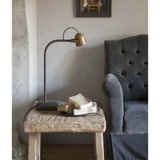 Luminária de mesa Spezia com estrutura de aço e acabamento cobre ou acabamento cinza escuro fosco