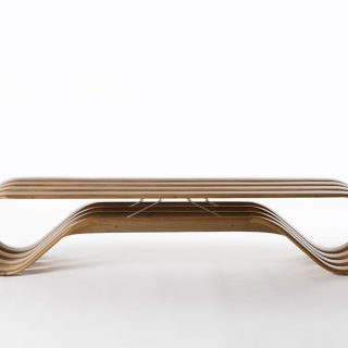 Banco de madeira Tauari envelhecida, visto de frente em um fundo branco.