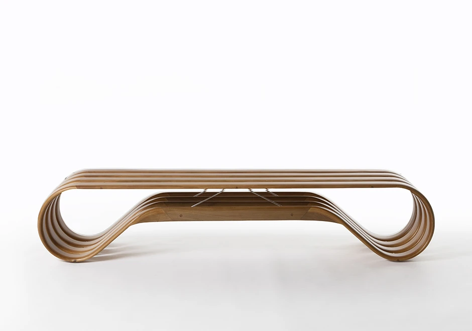 Banco de madeira Tauari envelhecida, visto de frente em um fundo branco.