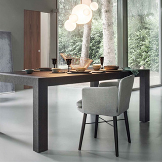 Cadeira com braços e estrutura de madeira preta, estofada em tecido cinza, em uma sala de jantar.