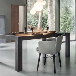 Cadeira com braços e estrutura de madeira preta, estofada em tecido cinza, em uma sala de jantar.