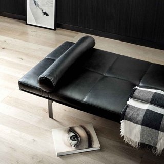 Chaise Daybed com estrutura de metal e espuma de poliuretano preto, visto de cima em um fundo escuro.