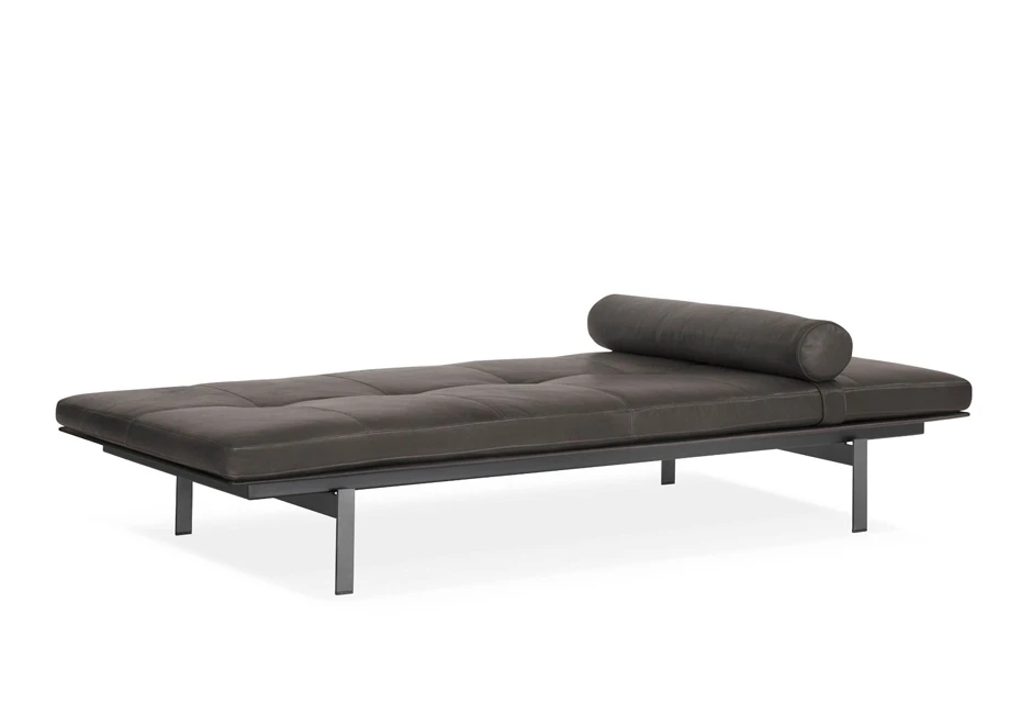 Chaise Daybed com estrutura de metal e espuma de poliuretano cinza, visto levemente de lado em um fundo branco.