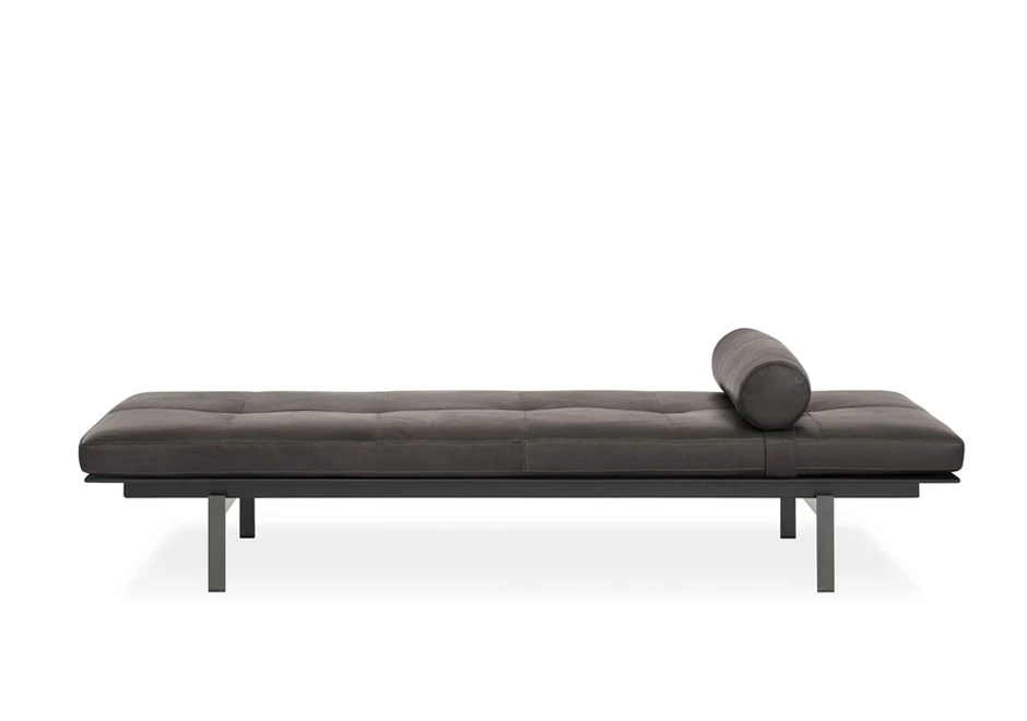 Chaise Daybed com estrutura de metal e espuma de poliuretano cinza, visto de lado em um fundo branco.