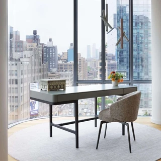 Escrivaninha Victor com estrutura em madeira Carvalho, acabamento carbono ou tabaco e três gavetas