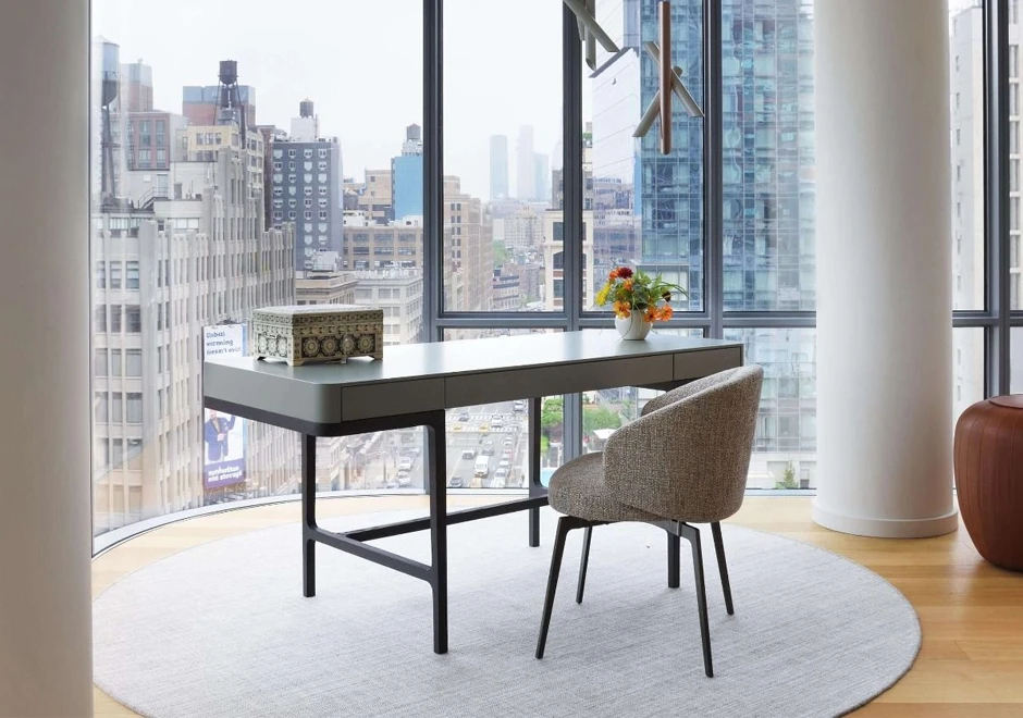 Escrivaninha Victor com estrutura em madeira Carvalho, acabamento carbono ou tabaco e três gavetas - foto 1