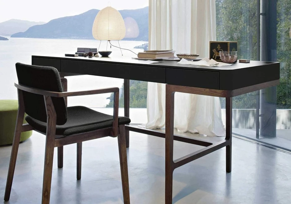 Escrivaninha Victor com estrutura em madeira Carvalho, acabamento carbono ou tabaco e três gavetas - foto 2