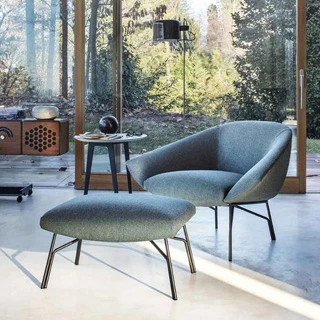 Poltrona design LENNOX com estrutura de metal na cor bronze, revestida em tecido, couro natural ou ecológico