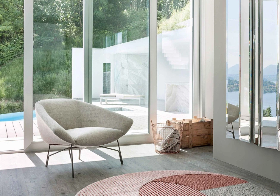 Poltrona design LENNOX com estrutura de metal na cor bronze, revestida em tecido, couro natural ou ecológico - foto 4