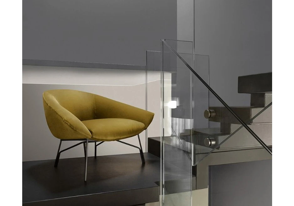 Poltrona design LENNOX com estrutura de metal na cor bronze, revestida em tecido, couro natural ou ecológico - foto 5