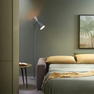 Sofá-cama de espuma e estofamento em tecido rosa claro, visto de frente, no formato de cama, em uma sala moderna.