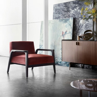Poltrona baixa TARSIA, por Matteo Nunziati, com estrutura de madeira e estofado com capa removível de couro ou tecido