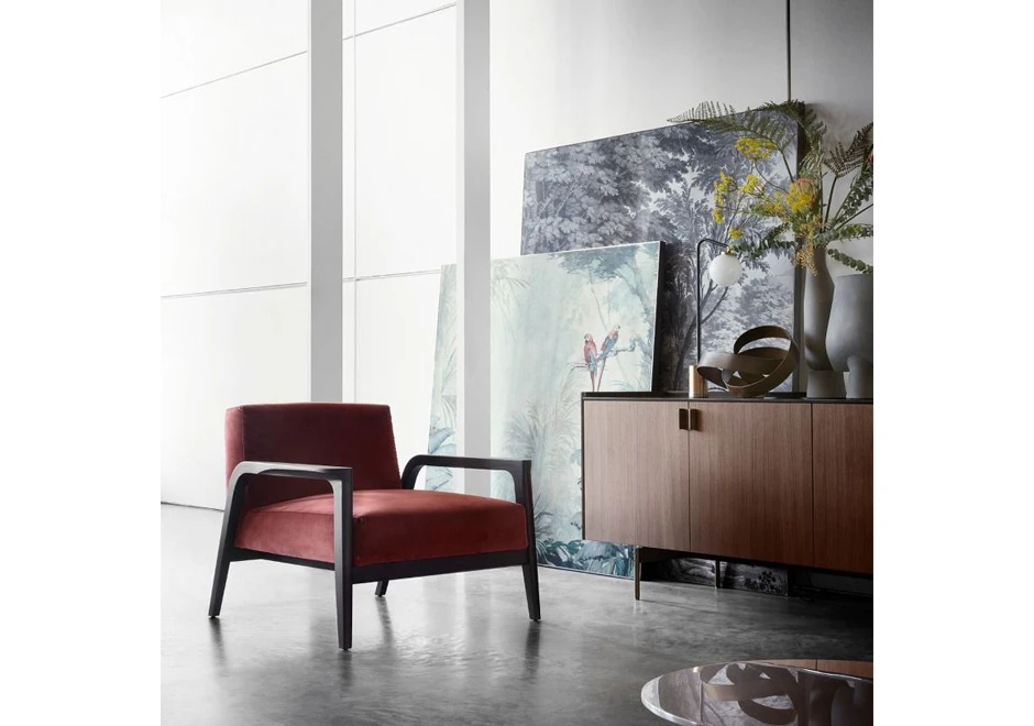 Poltrona baixa TARSIA, por Matteo Nunziati, com estrutura de madeira e estofado com capa removível de couro ou tecido - foto 1