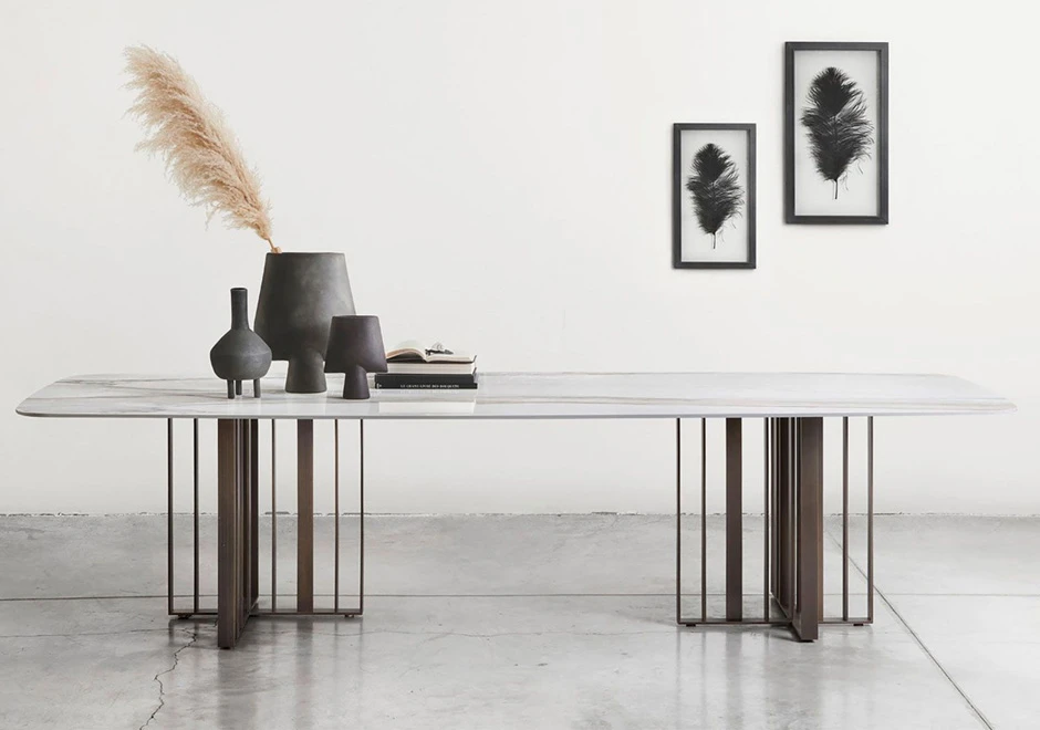 Mesa de jantar Shade com base em metal pintado e tampo de Carvalho, argila ou mármore reconstituído - foto 1