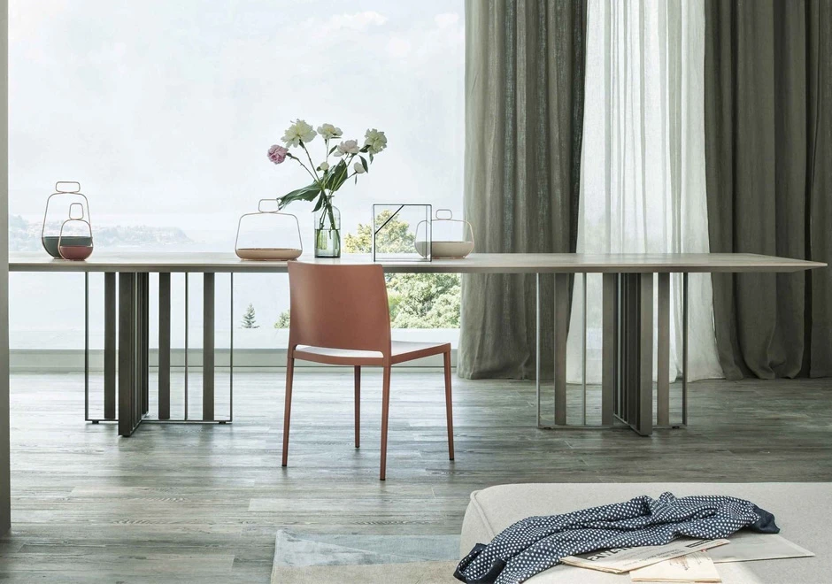 Mesa de jantar Shade com base em metal pintado e tampo de Carvalho, argila ou mármore reconstituído - foto 8