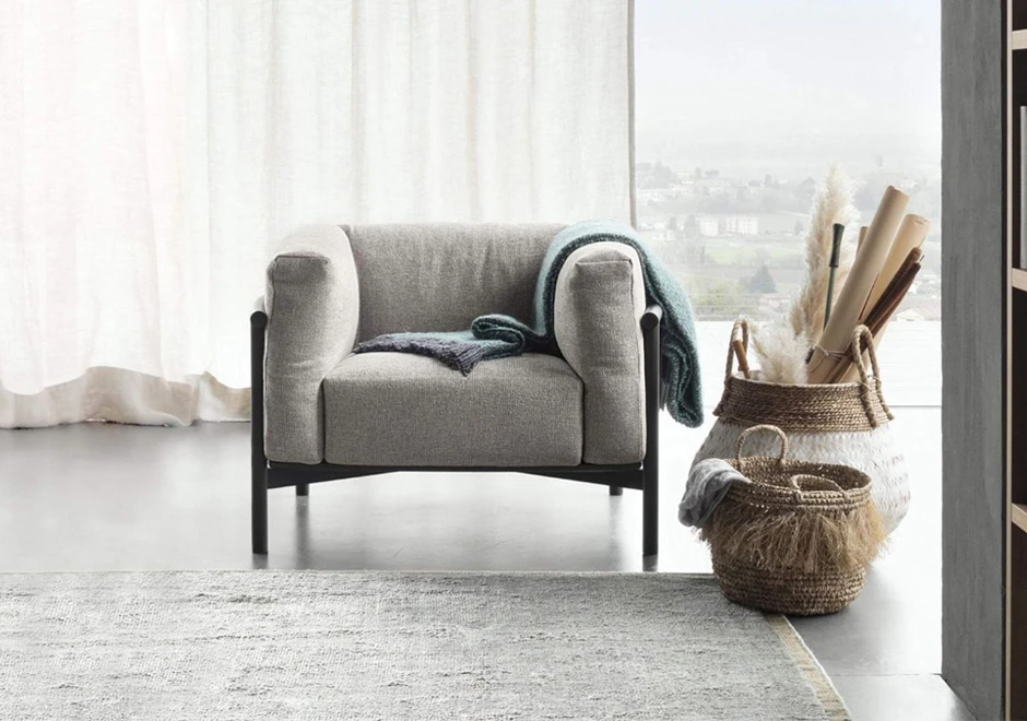 Poltrona de estilo nórdico TAIKI, por Chiara Andreatti, com estrutura de madeira de alta qualidade e estofada em couro ou tecido - foto 2