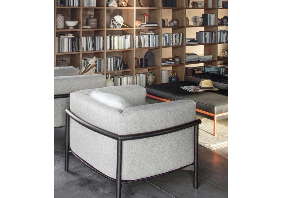 Poltrona de estilo nórdico TAIKI, por Chiara Andreatti, com estrutura de madeira de alta qualidade e estofada em couro ou tecido - foto 3