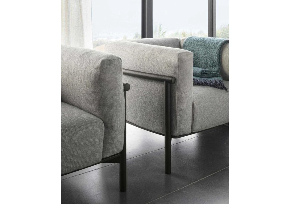 Poltrona de estilo nórdico TAIKI, por Chiara Andreatti, com estrutura de madeira de alta qualidade e estofada em couro ou tecido - foto 4