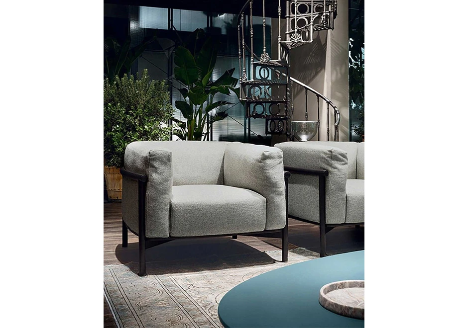 Poltrona de estilo nórdico TAIKI, por Chiara Andreatti, com estrutura de madeira de alta qualidade e estofada em couro ou tecido - foto 1