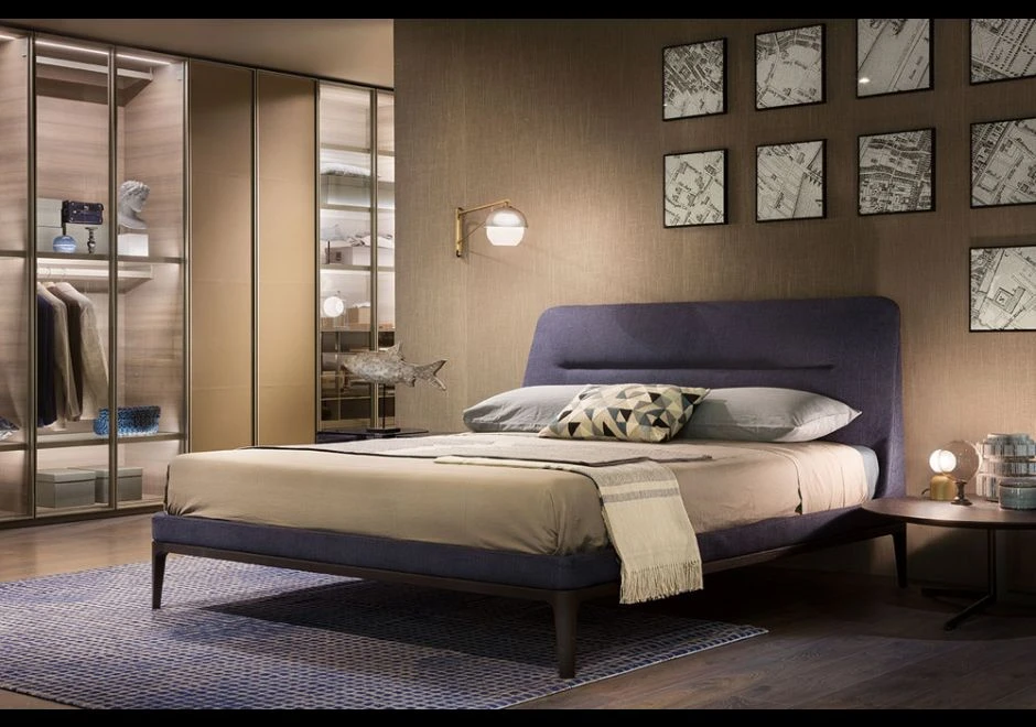 Cama design Victoriano com estrutura em madeira Freixo, cabeceira alta e levemente curvada nas laterais - foto 2