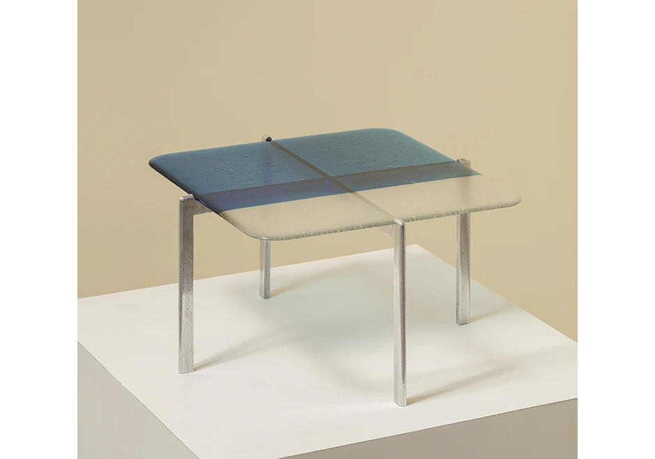 Mesa de apoio Haste com estrutura de alumínio e vidro fundido