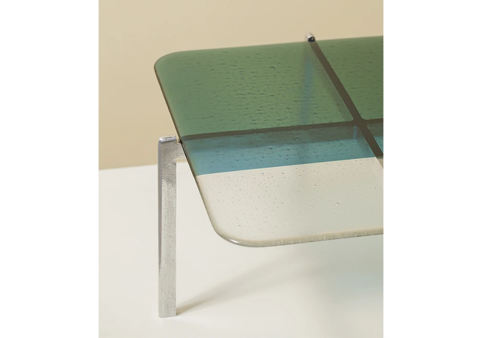 Detalhe do vidro fundido da mesa de apoio Haste com estrutura de alumínio