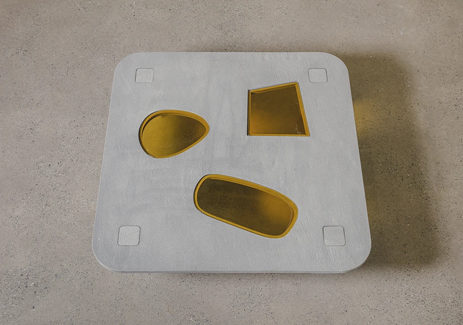 Mesa de centro Janelas 3 em mármore, quartzito ou granito esculpido. Tampo em três formas geométricas vazadas - foto 3