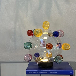 Luminária de mesa Candy Crush em vidro soprado com detalhes coloridos - foto5