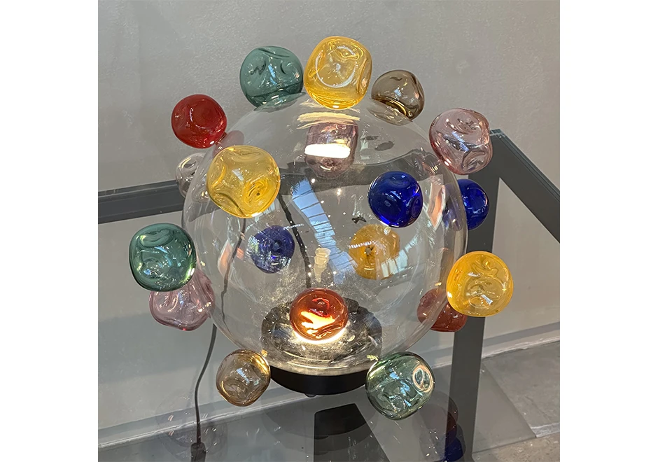 Luminária de mesa Candy Crush em vidro soprado com detalhes coloridos - foto4