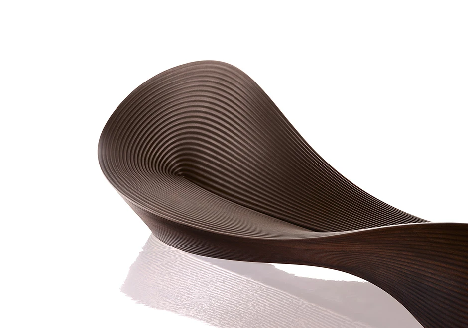 Banco de design de polietileno marrom, visto de cima, em um fundo branco.