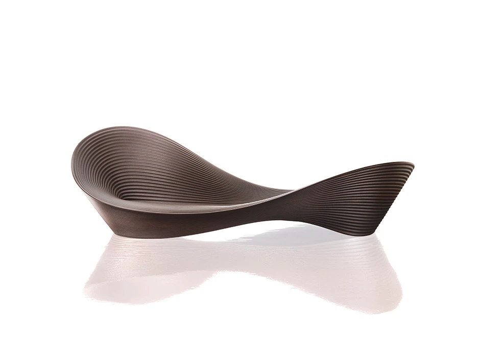 Banco de design de polietileno marrom, visto de frente, em um fundo branco.