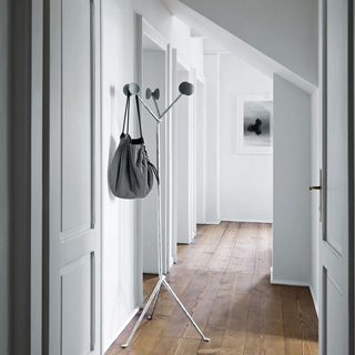 Cabideiro Officina tem estrutura de ferro galvanizado ou pintado e ganchos de borracha