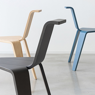 três cadeiras três pés (uma bege, uma preta e uma azul), com três pés cada uma em um fundo branco.