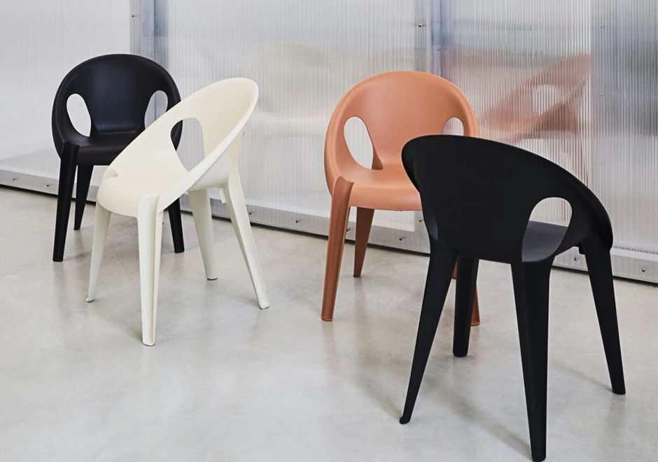 Quatro cadeiras Bell de polipropileno nas cores preta, branca e bege