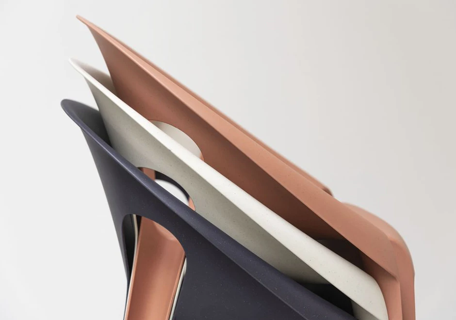 Detalhe de 3 cadeira creme Bell de polipropileno empilhadas